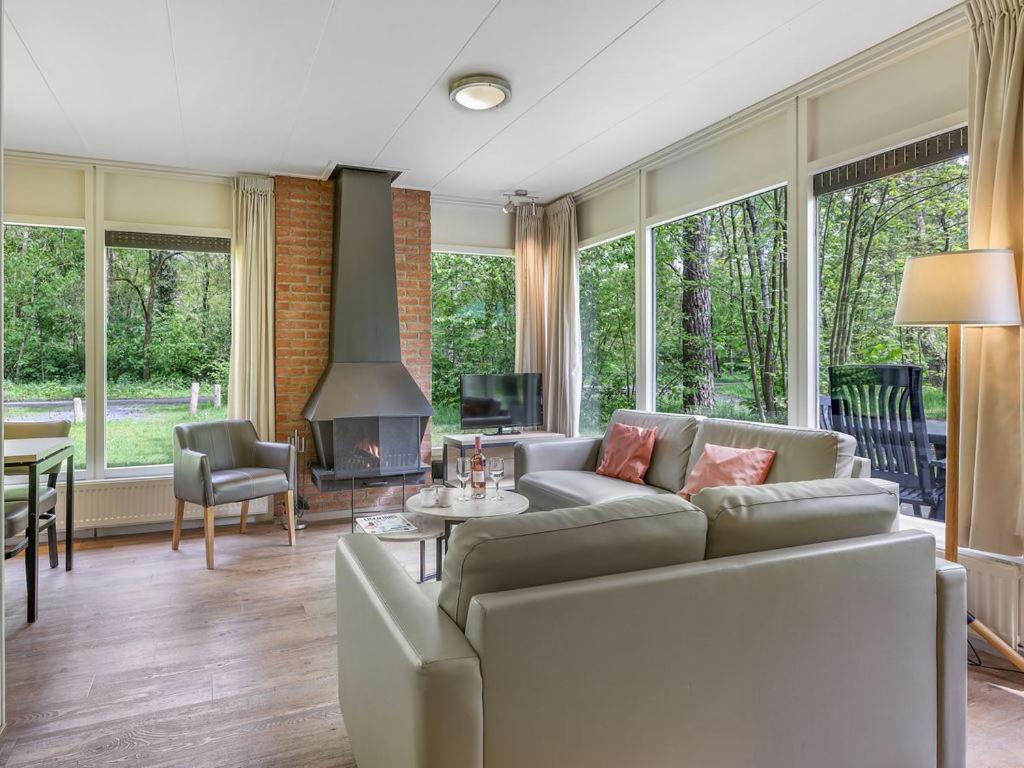 Comfort 6-Person Dog Bungalow In The Holiday Park Landal Heideheuvel Beekbergen Oda fotoğraf