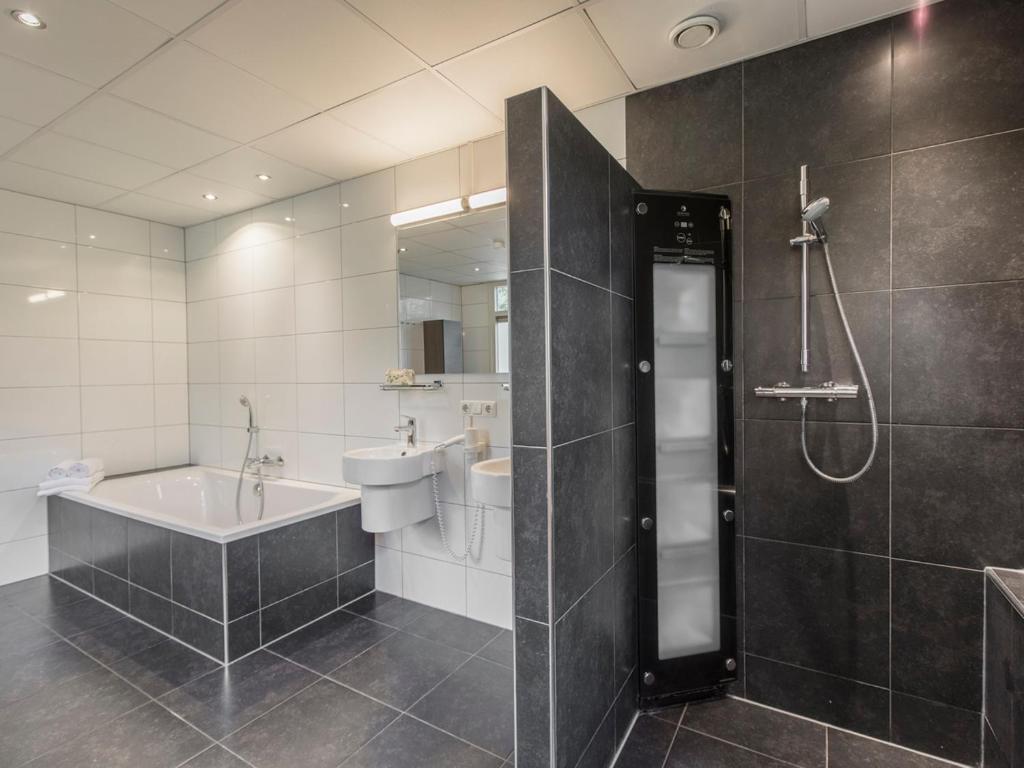 Comfort 6-Person Dog Bungalow In The Holiday Park Landal Heideheuvel Beekbergen Oda fotoğraf