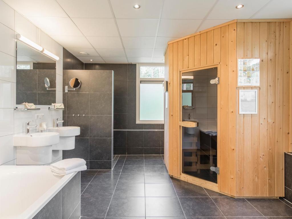 Comfort 6-Person Dog Bungalow In The Holiday Park Landal Heideheuvel Beekbergen Oda fotoğraf