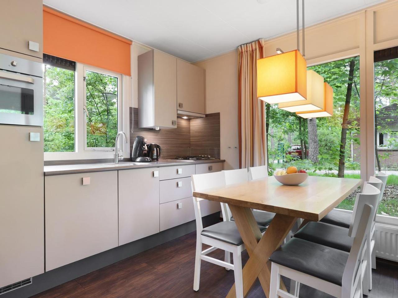 Comfort 6-Person Dog Bungalow In The Holiday Park Landal Heideheuvel Beekbergen Oda fotoğraf