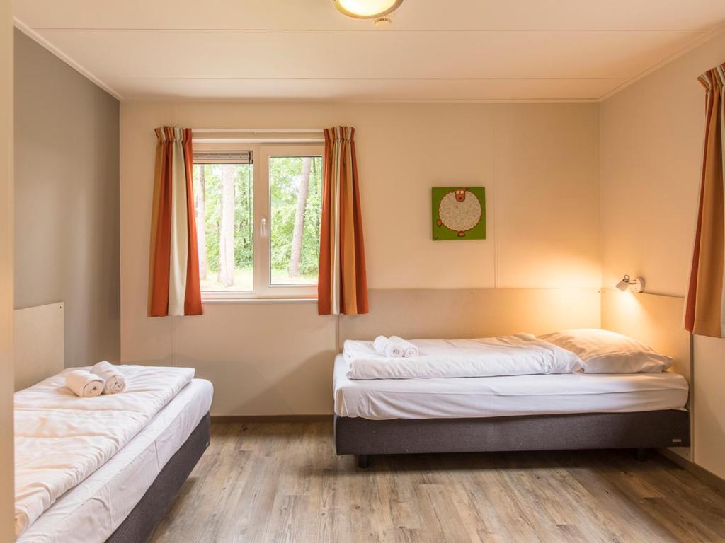 Comfort 6-Person Dog Bungalow In The Holiday Park Landal Heideheuvel Beekbergen Oda fotoğraf