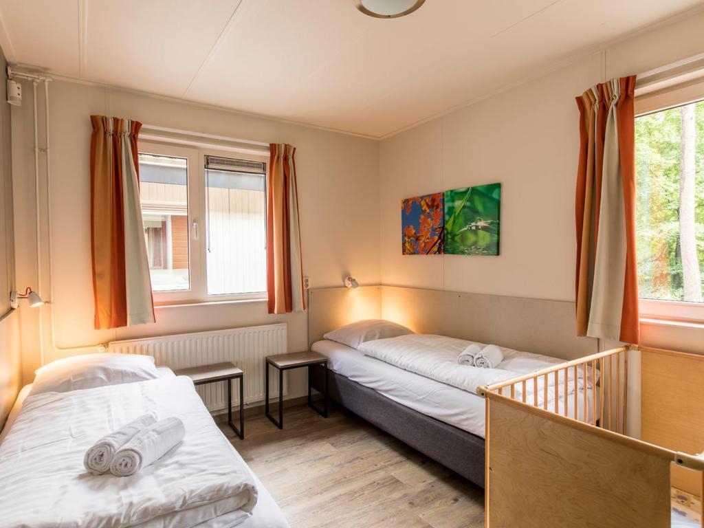 Comfort 6-Person Dog Bungalow In The Holiday Park Landal Heideheuvel Beekbergen Oda fotoğraf