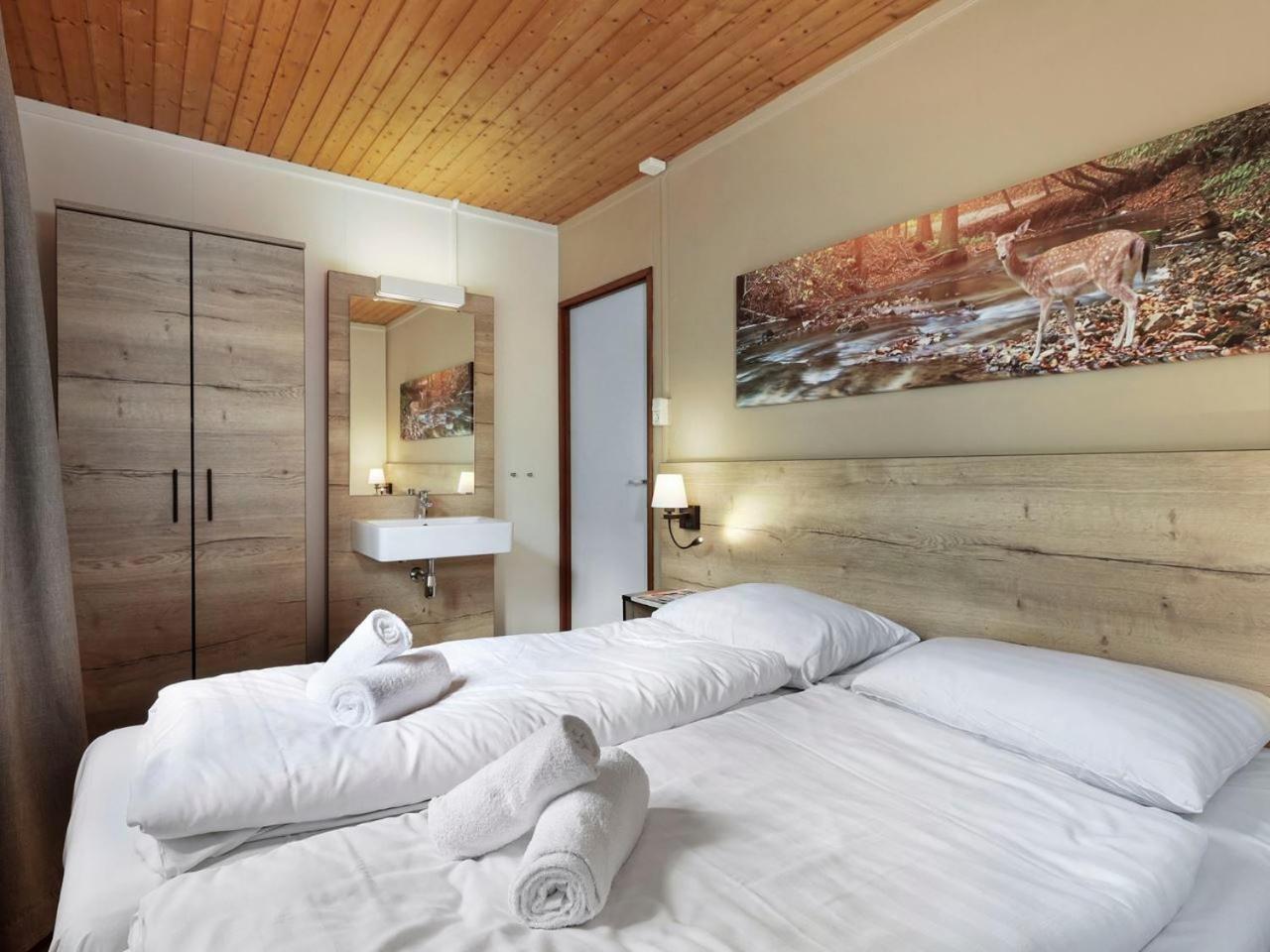 Comfort 6-Person Dog Bungalow In The Holiday Park Landal Heideheuvel Beekbergen Oda fotoğraf