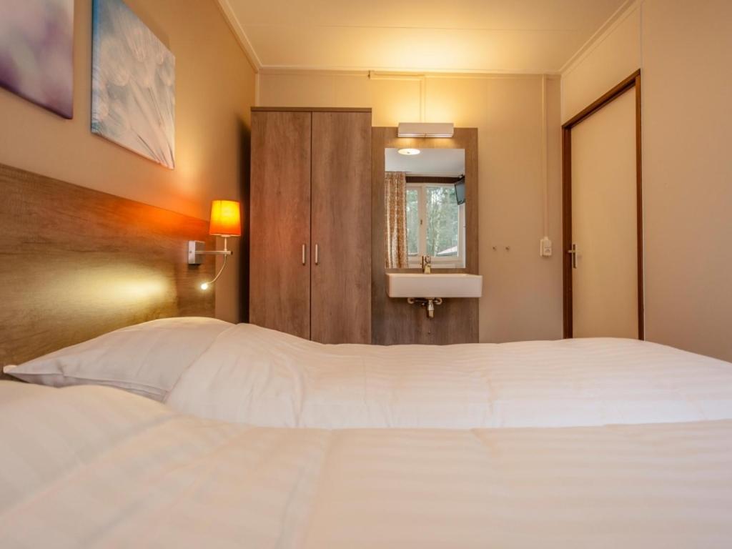 Comfort 6-Person Dog Bungalow In The Holiday Park Landal Heideheuvel Beekbergen Oda fotoğraf